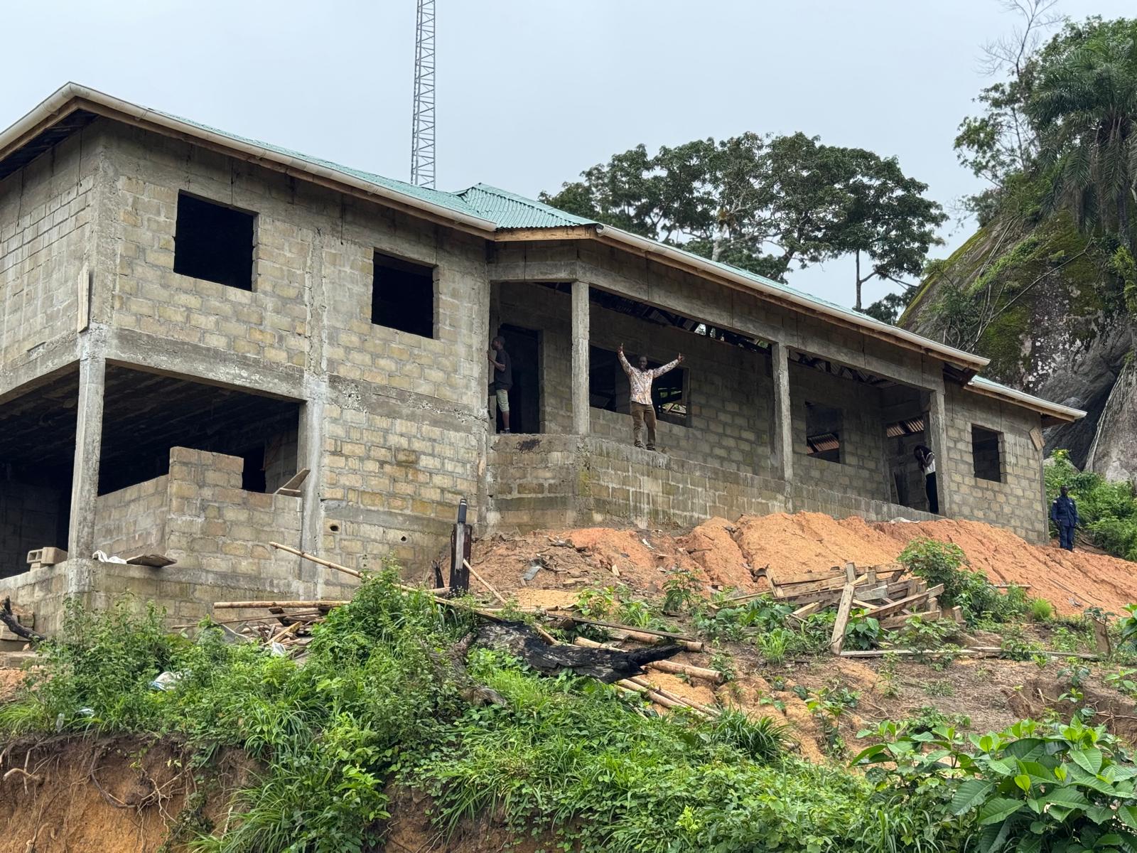 Construction of Kioo Radio studio in Foya